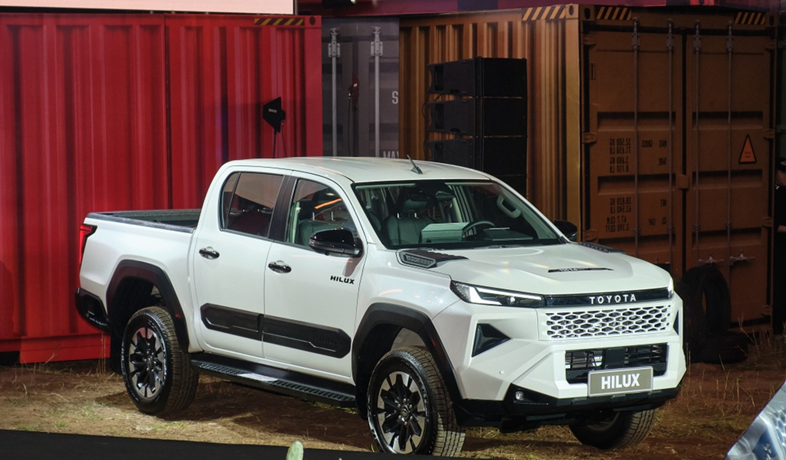 Toyota Hilux 2026: Lột xác toàn diện và chiến lược giá "mềm" thách thức đối thủ