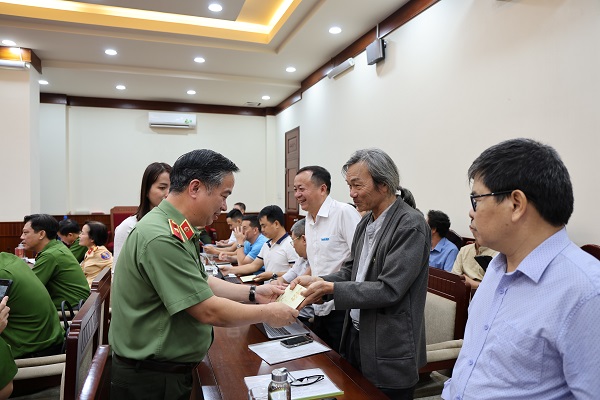 Thiếu tướng Nguyễn Hữu Phước- Ủy vi&ecirc;n Ban Thường vụ Tỉnh ủy, B&iacute; Thư Đảng ủy, Gi&aacute;m đốc C&ocirc;ng an tỉnh c&ugrave;ng c&aacute;c vị trong Ban Gi&aacute;m đốc C&ocirc;ng an tỉnh tặng qu&agrave; ch&uacute;c mừng năm mới cho c&aacute;c nh&agrave; b&aacute;o, văn nghệ sĩ tham dự buổi lễ