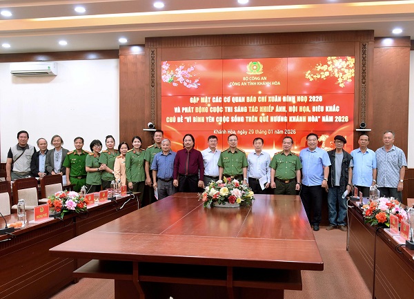 Thiếu tướng Nguyễn Hữu Phước- Ủy viên Ban Thường vụ Tỉnh ủy, Bí Thư Đảng ủy, Giám đốc Công an tỉnh; cùng các vị trong Ban Giám đốc; Đại diện lãnh đạo các phòng ban Công an tỉnh, chụp ảnh lưu niệm với anh em nhà báo, văn nghệ sĩ tham dự Thiếu tướng Nguyễn Hữu Phước- Ủy viên Ban Thường vụ Tỉnh ủy, Bí Thư Đảng ủy, Giám đốc Công an tỉnh; cùng các vị trong Ban Giám đốc; Đại diện lãnh đạo các phòng ban Công an tỉnh, chụp ảnh lưu niệm với anh em nhà báo, văn nghệ sĩ tham dự