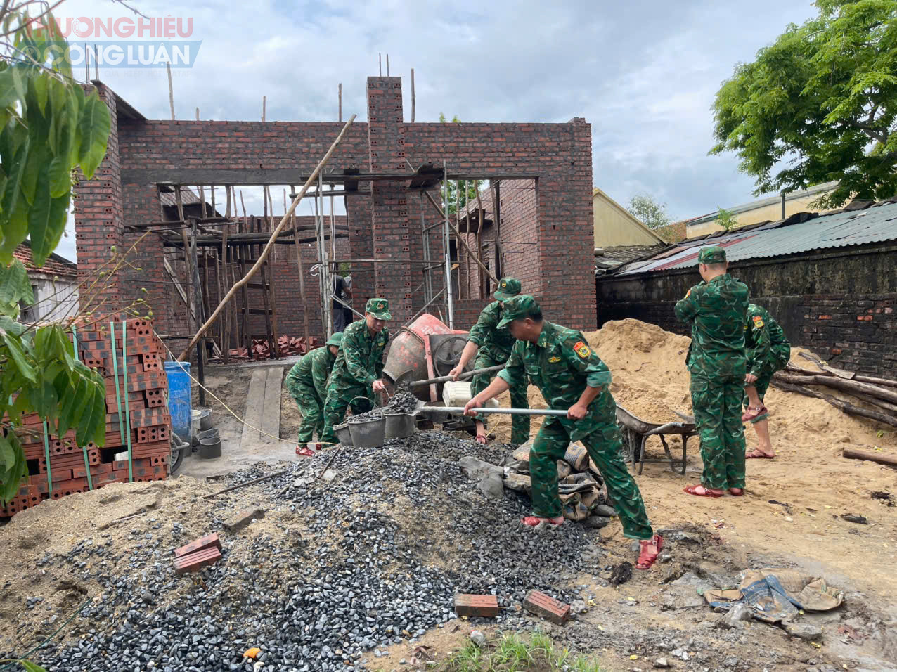 Hưởng ứng Phong tr&agrave;o &ldquo;Chung tay x&oacute;a nh&agrave; tạm, nh&agrave; dột n&aacute;t tr&ecirc;n phạm vi cả nước&rdquo; - Đồn Bi&ecirc;n ph&ograve;ng Tr&agrave; Cổ tổ chức lao động gi&uacute;p ng&agrave;y c&ocirc;ng cho người d&acirc;n tr&ecirc;n địa b&agrave;n