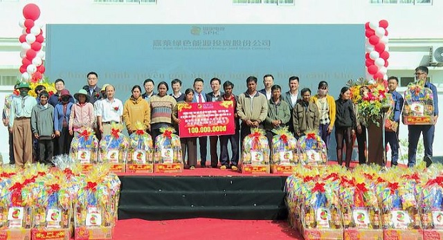 Ban tổ chức trao qu&agrave; cho c&aacute;c hộ ngh&egrave;o.&nbsp;Ảnh: MH