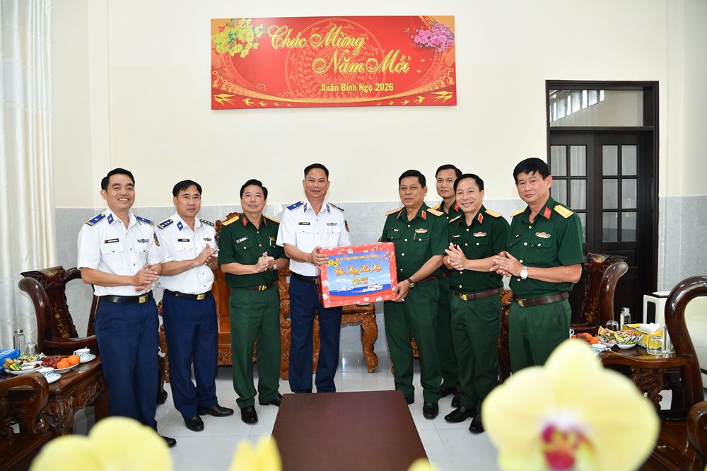 Thiếu tướng Nguyễn Văn Dũng - B&iacute; thư Đảng ủy, Ch&iacute;nh ủy Bộ Tư lệnh V&ugrave;ng Cảnh s&aacute;t biển 4 thăm, ch&uacute;c Tết Bộ Tư lệnh Qu&acirc;n khu 9