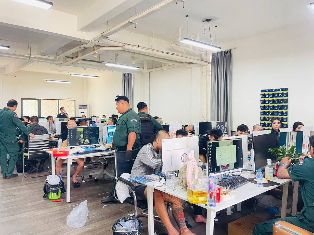 Lực lượng phối hợp giữa hai nước đ&atilde; đột k&iacute;ch bắt giữ to&agrave;n bộ băng nh&oacute;m tội phạm gồm 47 đối tượng