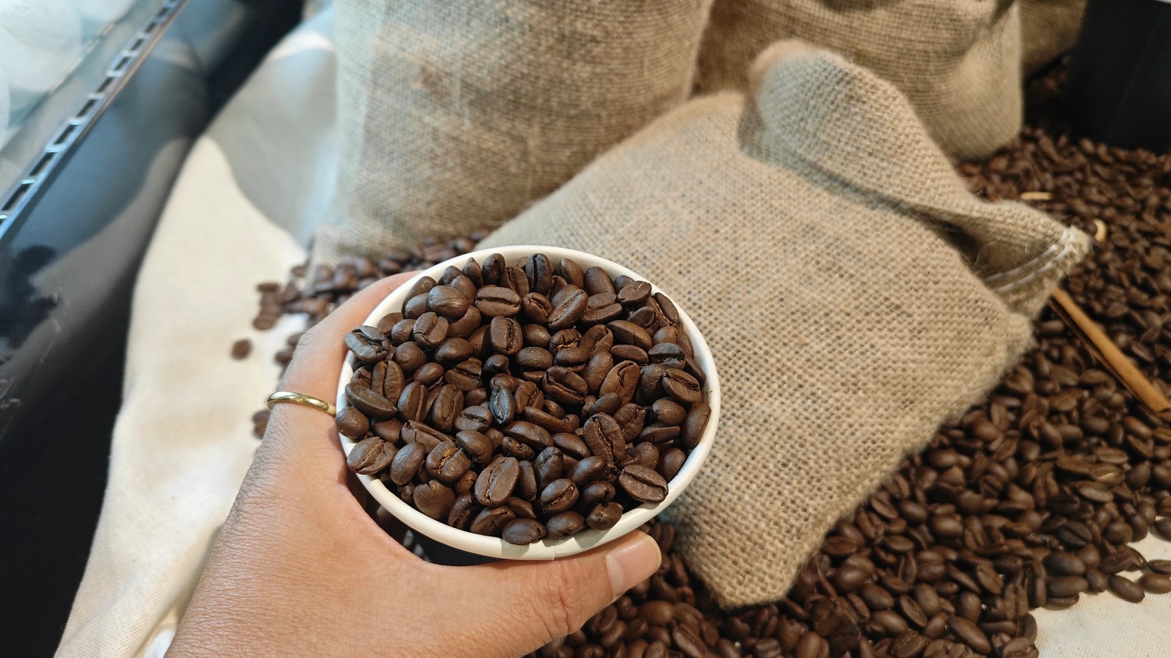 Gi&aacute; c&agrave; ph&ecirc; h&ocirc;m nay 30/1: Trong nước quay đầu giảm, thị trường thế giới lao dốc (Ảnh minh họa)