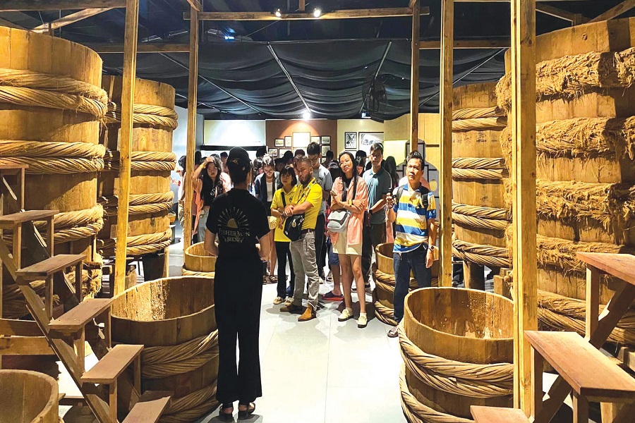 Các đoàn khách được đưa đi trải nghiệm các nhà lều, nghe quy trình sản xuất nước mắm Các đoàn khách được đưa đi trải nghiệm các nhà lều, nghe quy trình sản xuất nước mắm