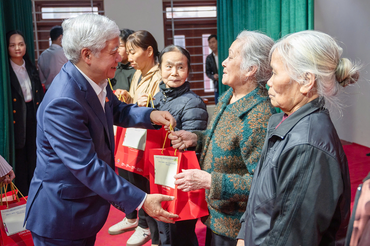 Phó Chủ tịch Thường trực Quốc hội Đỗ Văn Chiến trao quà Tết cho các đối tượng chính sách - xã hội tại phường Bắc Giang. Phó Chủ tịch Thường trực Quốc hội Đỗ Văn Chiến trao quà Tết cho các đối tượng chính sách - xã hội tại phường Bắc Giang.