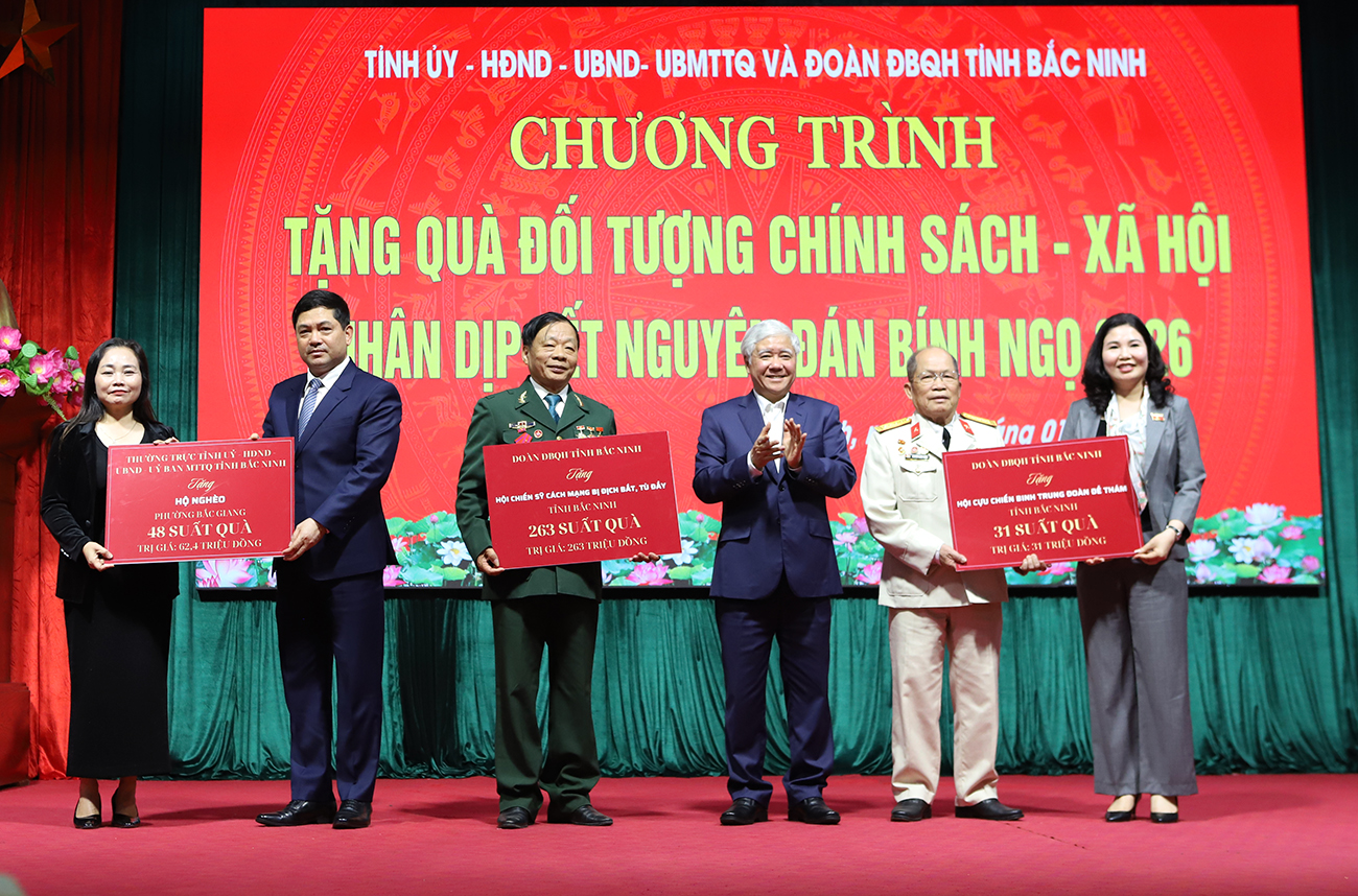 Phó Chủ tịch Thường trực Quốc hội Đỗ Văn Chiến thăm, tặng quà gia đình chính sách, hộ nghèo tại phường Bắc Giang