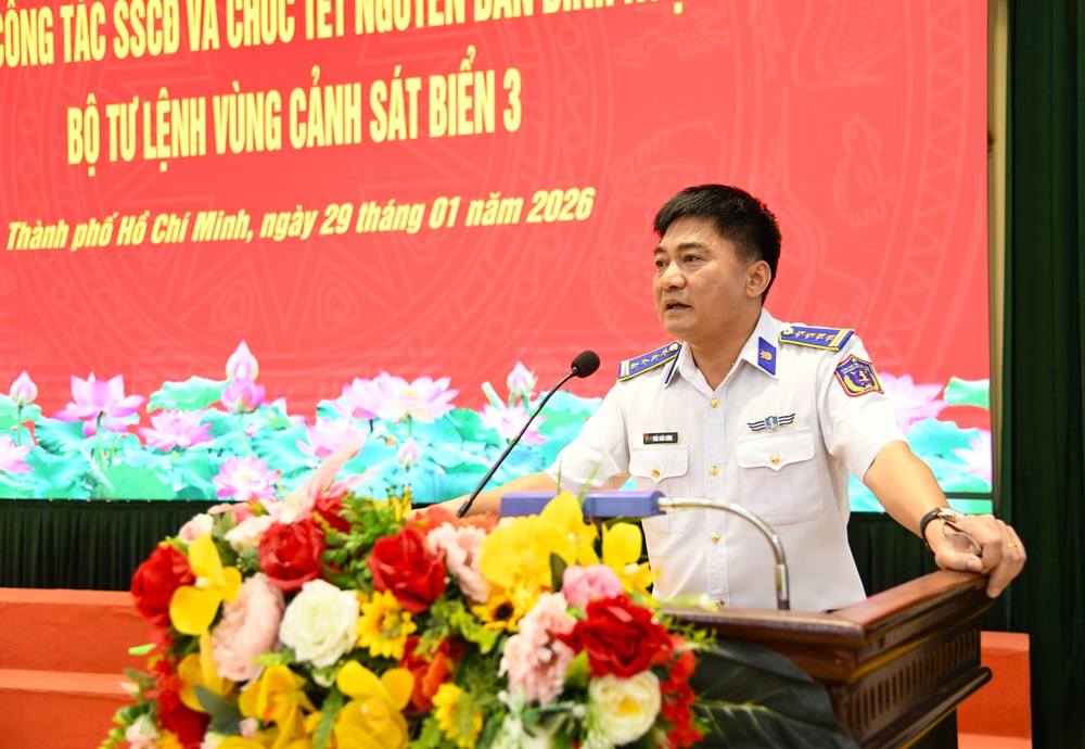 Đại t&aacute; Trần Xu&acirc;n Lương - Tư lệnh V&ugrave;ng Cảnh s&aacute;t biển 3 b&aacute;o c&aacute;o tại hội nghị