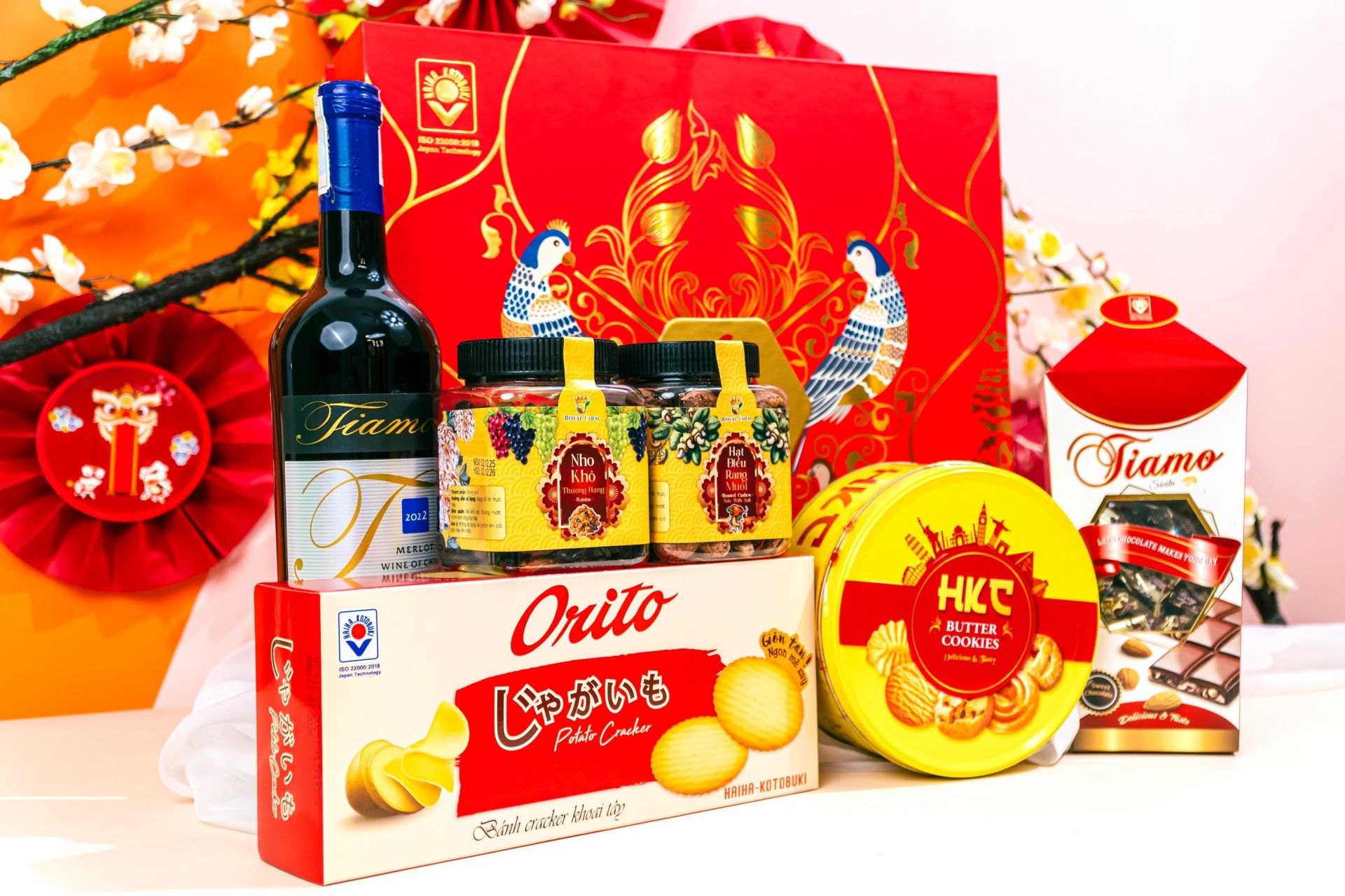 B&aacute;nh kẹo v&agrave; hộp qu&agrave; Tết l&agrave; một phần kh&ocirc;ng kh&iacute; quen thuộc trong mỗi gia đ&igrave;nh dịp đầu năm.