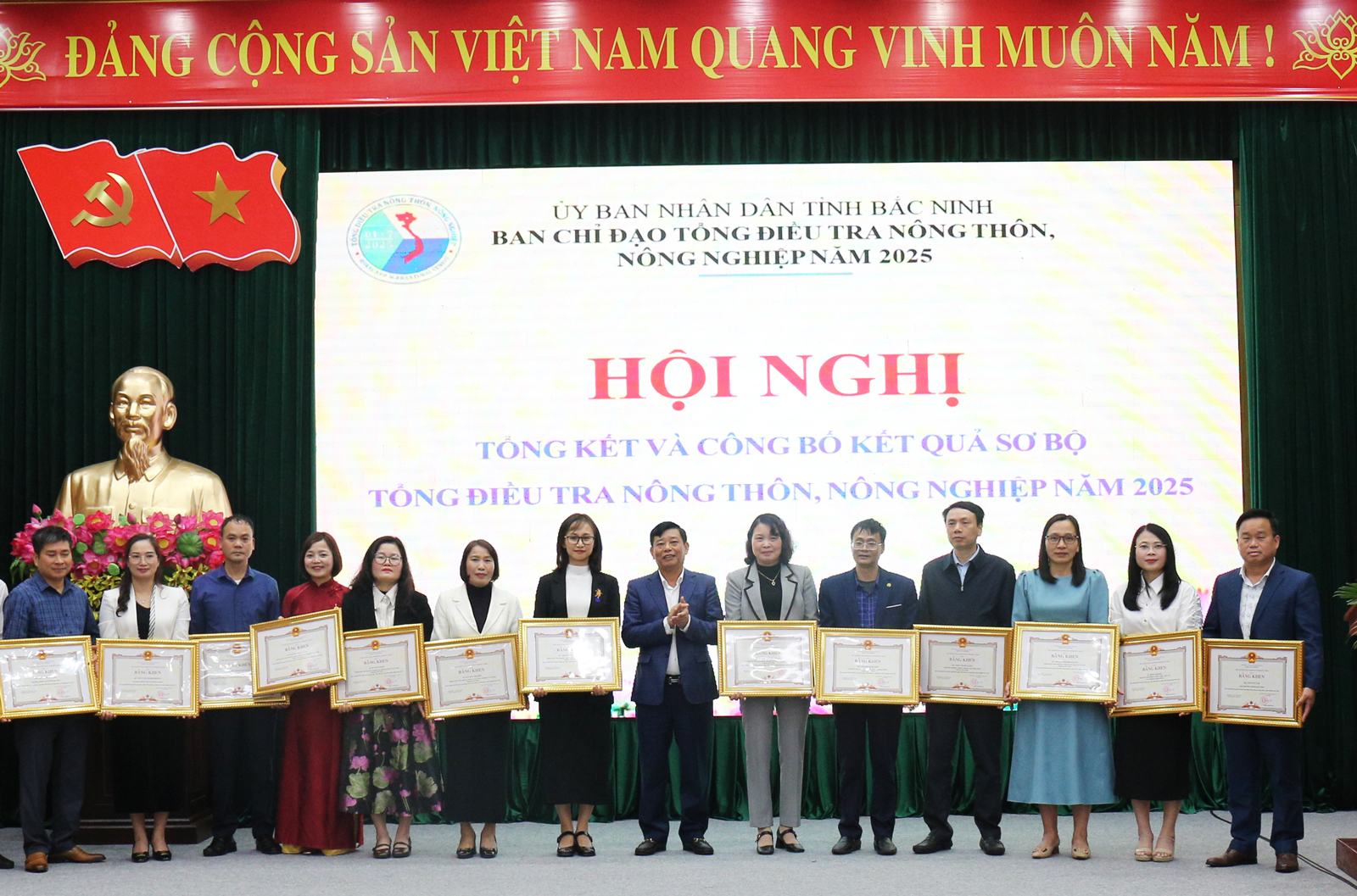 Ph&oacute; Chủ tịch UBND tỉnh Ng&ocirc; T&acirc;n Phượng trao Bằng khen của Chủ tịch UBND tỉnh cho c&aacute;c c&aacute; nh&acirc;n c&oacute; th&agrave;nh t&iacute;ch xuất sắc