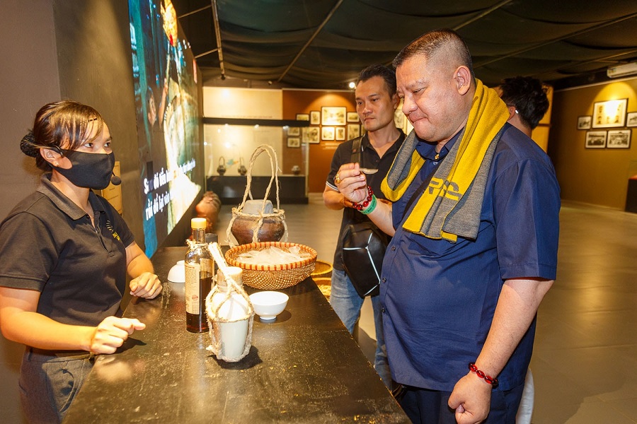 Du khách nếm thử hương vị nước mắm Phan Thiết Du khách nếm thử hương vị nước mắm Phan Thiết