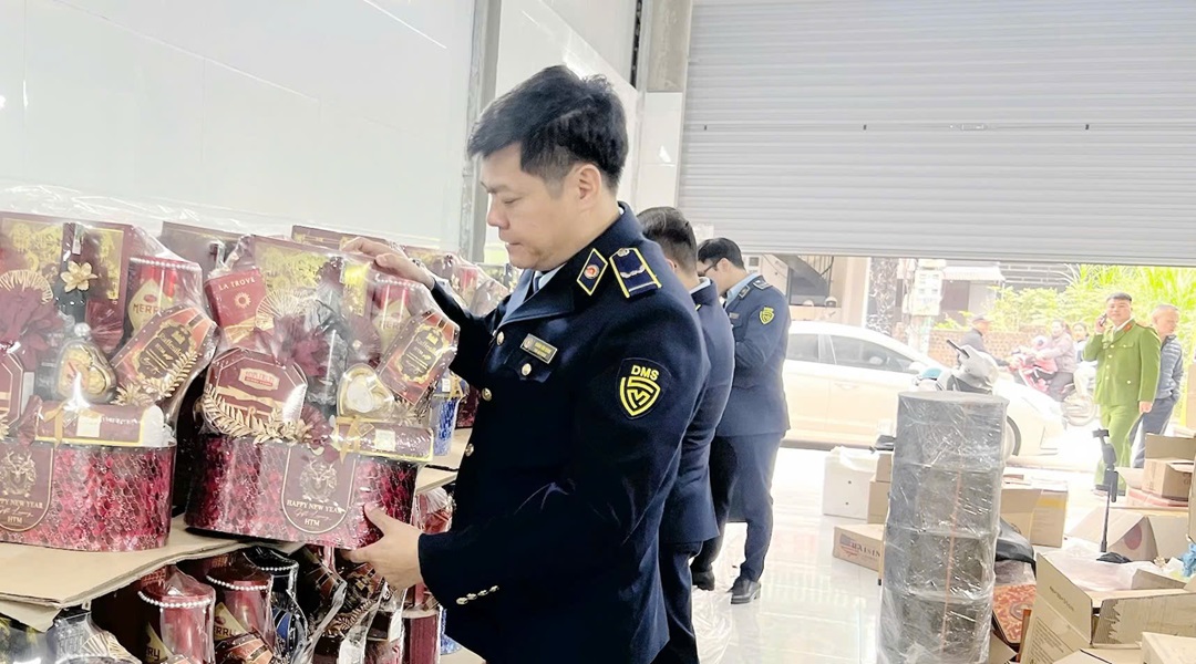 Đội QLTT số 9 (cơ động) phối hợp với C&ocirc;ng an phường Mỹ H&agrave;o tỉnh Hưng Y&ecirc;n kiểm tra cơ sở đ&oacute;ng g&oacute;i giỏ qu&agrave; tết tr&ecirc;n địa b&agrave;n.