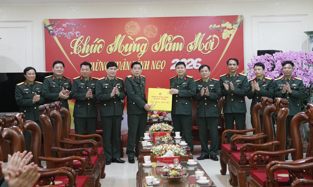 Thượng tướng Nguyễn Văn Gấu trao qu&agrave; Tết của Qu&acirc;n ủy Trung ương, Bộ Quốc ph&ograve;ng cho Bộ Chỉ huy qu&acirc;n sự tỉnh.