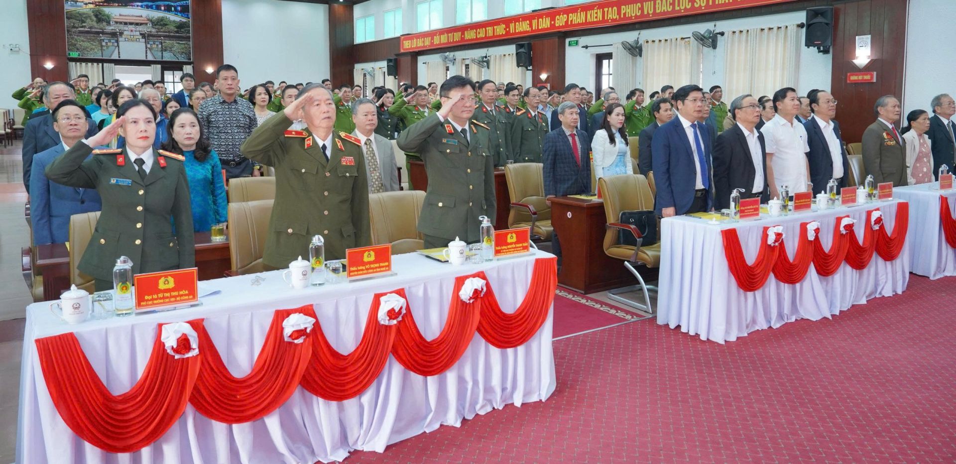 Quang cảnh buổi lễ Quang cảnh buổi lễ