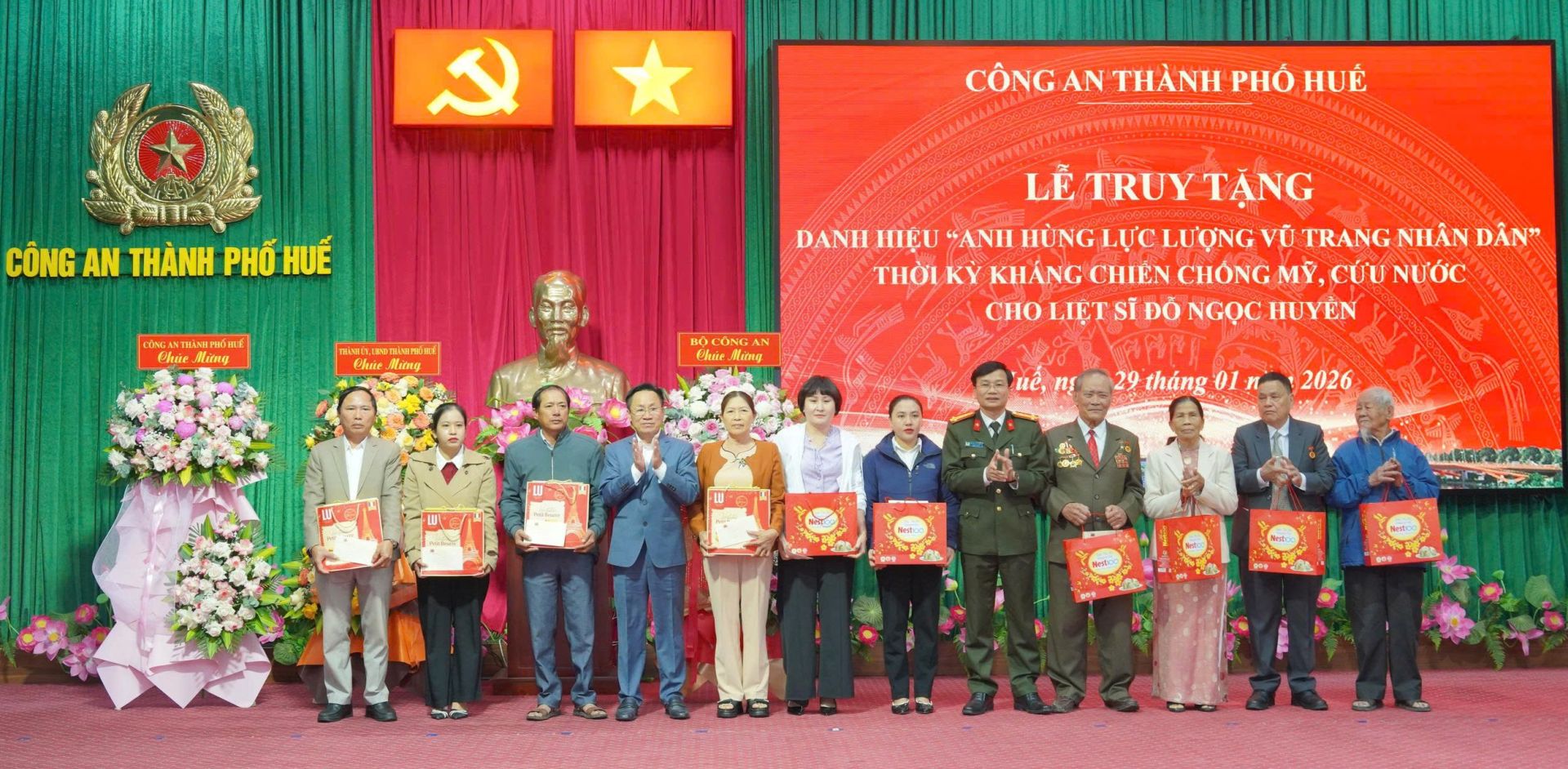 Tặng quà cho các gia đình, thân nhân liệt sĩ... Tặng quà cho các gia đình, thân nhân liệt sĩ...