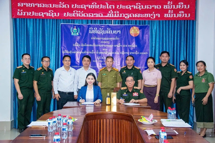 Doanh nh&acirc;n Nguyễn Ho&agrave;ng V&acirc;n đại diện C&ocirc;ng ty FATACO Bến Tre k&yacute; kết hợp t&aacute;c to&agrave;n diện với Qu&acirc;n đội Bộ Quốc ph&ograve;ng L&agrave;o