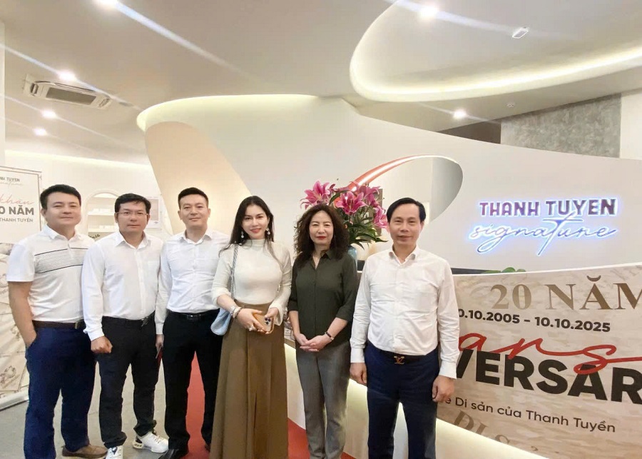 Doanh nh&acirc;n Nguyễn Ho&agrave;ng V&acirc;n chụp ảnh c&ugrave;ng c&aacute;c B&aacute;c sĩ sau buổi trao đổi về chiến lược ph&aacute;t triển của Ph&ograve;ng kh&aacute;m Thẩm mỹ Thanh Tuyền .