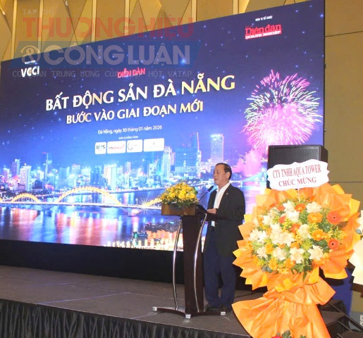 Ph&oacute; Chủ tịch ki&ecirc;m Tổng Thư k&yacute; Hội Quy hoạch Ph&aacute;t triển Đ&ocirc; thị TP. Đ&agrave; Nẵng Nguyễn Cửu Loan ph&aacute;t biểu tại Diễn đ&agrave;n