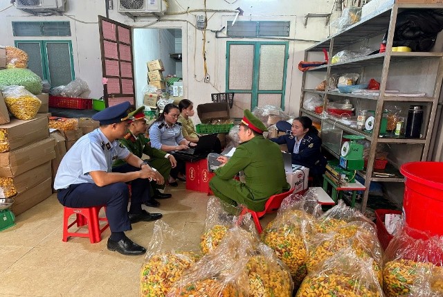 QLTT Nghệ An xử lý, tiêu hủy 80 kg bánh snack không rõ nguồn gốc