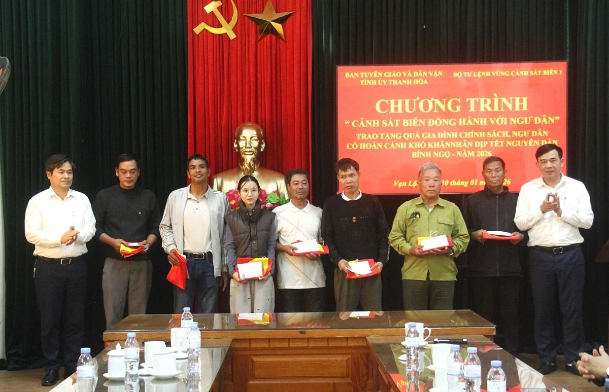 Đồng chí Phạm Trọng Dũng, Phó Trưởng Ban Thường trực Ban Tuyên giáo và Dân vận Tỉnh ủy cùng lãnh đạo xã Vạn Lộc trao quà cho các gia đình ngư dân. Đồng chí Phạm Trọng Dũng, Phó Trưởng Ban Thường trực Ban Tuyên giáo và Dân vận Tỉnh ủy cùng lãnh đạo xã Vạn Lộc trao quà cho các gia đình ngư dân.