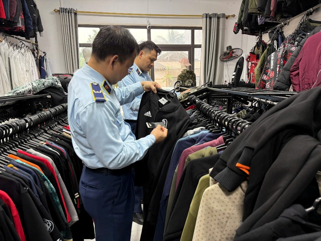 Đội Quản lý thị trường số 13 quyết liệt xử lý hàng giả, hàng nhập lập dịp cận Tết Đội Quản lý thị trường số 13 quyết liệt xử lý hàng giả, hàng nhập lập dịp cận Tết