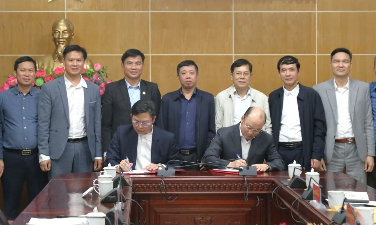 Bản ghi nhớ hợp tác giữa tỉnh Thanh Hóa và Trường ĐH Lâm nghiệp được Phó Chủ tịch UBND tỉnh Cao Văn Cường và Hiệu trưởng Trường ĐH Lâm Nghiệp Phạm Văn Điển ký dưới sự chứng kiến của lãnh đạo các ngành và đơn vị chức năng của hai đơn vị. Bản ghi nhớ hợp tác giữa tỉnh Thanh Hóa và Trường ĐH Lâm nghiệp được Phó Chủ tịch UBND tỉnh Cao Văn Cường và Hiệu trưởng Trường ĐH Lâm Nghiệp Phạm Văn Điển ký dưới sự chứng kiến của lãnh đạo các ngành và đơn vị chức năng của hai đơn vị.