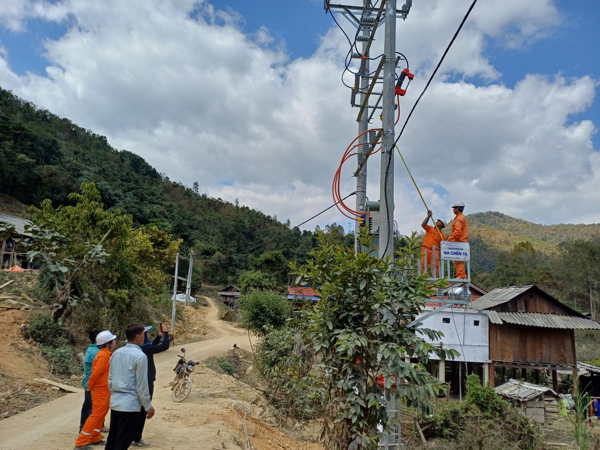 Dòng điện "vượt núi" thắp sáng giấc mơ Na Chén