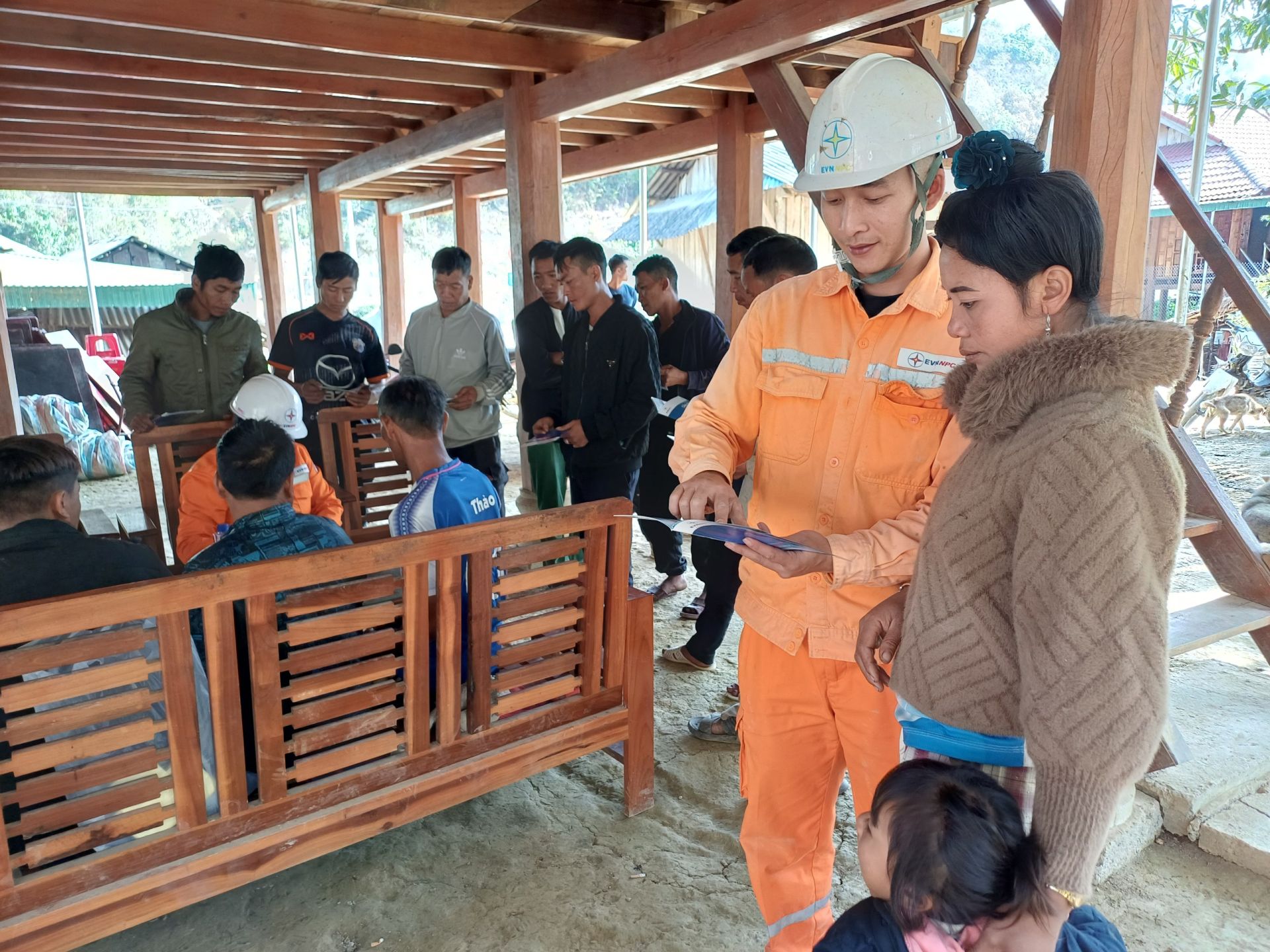 Xác định việc đưa điện về bản mới chỉ là bước khởi đầu, công tác đảm bảo an toàn cho người dân lần đầu tiếp xúc với điện lưới quốc gia được Công ty Điện lực Điện Biên đặc biệt chú trọng Xác định việc đưa điện về bản mới chỉ là bước khởi đầu, công tác đảm bảo an toàn cho người dân lần đầu tiếp xúc với điện lưới quốc gia được Công ty Điện lực Điện Biên đặc biệt chú trọng