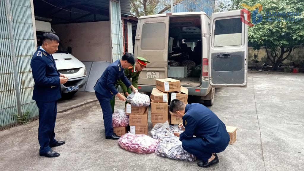 Đội QLTT số 4 phối hợp bắt giữ phương tiện vận chuyển b&aacute;nh kẹo kh&ocirc;ng r&otilde; nguồn gốc ng&agrave;y 20/1/2026