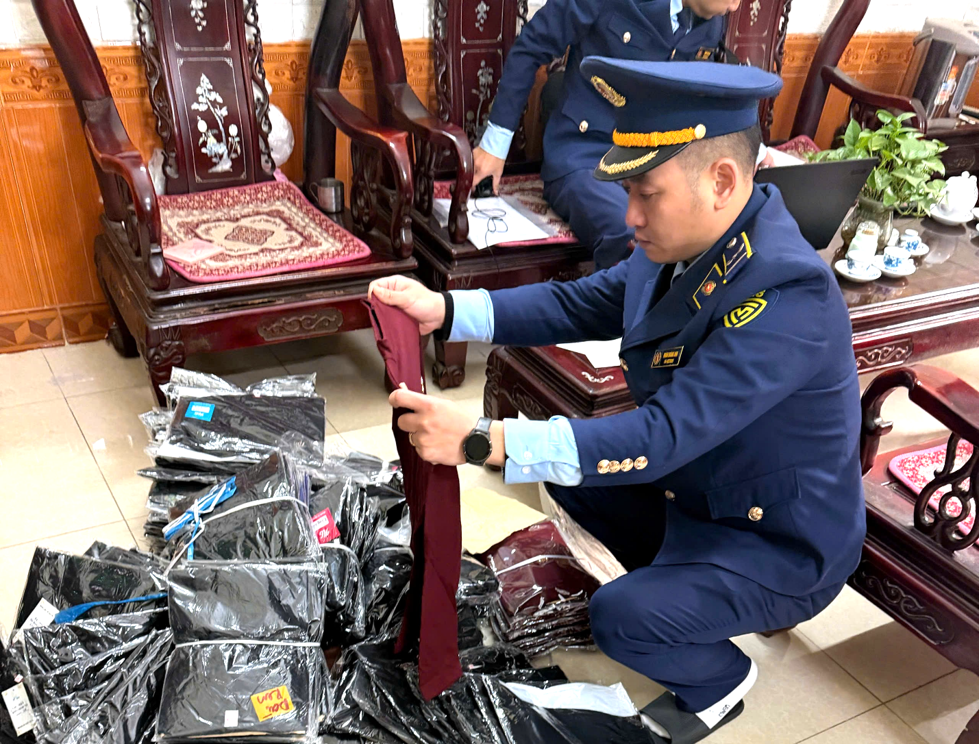 Lực lượng QLTT Cao Bằng kiểm tra h&agrave;ng h&oacute;a vi phạm