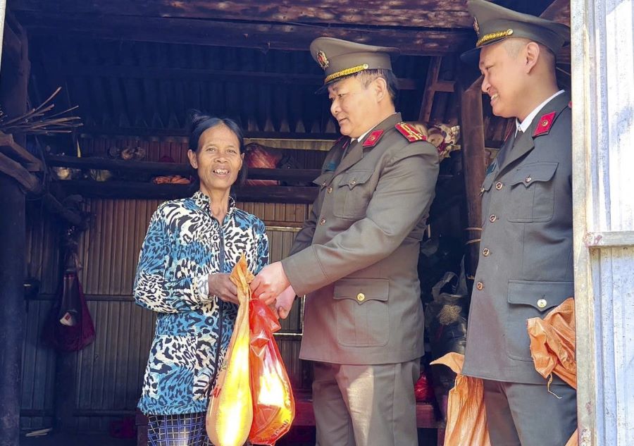 Thăm hỏi tặng qu&agrave; c&aacute;c gia đ&igrave;nh gi&agrave; yếu, neo đơn...