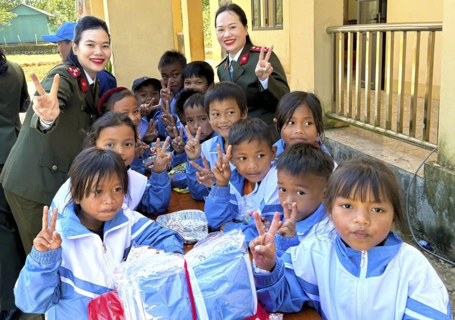 Trao đồng phục v&agrave; qu&agrave; cho c&aacute;c em học sinh