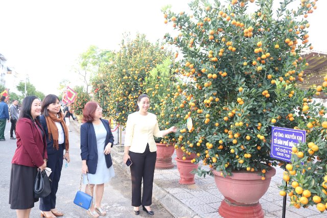 Ph&oacute; Chủ tịch UBND TP. Đ&agrave; Nẵng Nguyễn Thị Anh Thi tham quan kh&ocirc;ng gian trưng b&agrave;y quật cảnh.