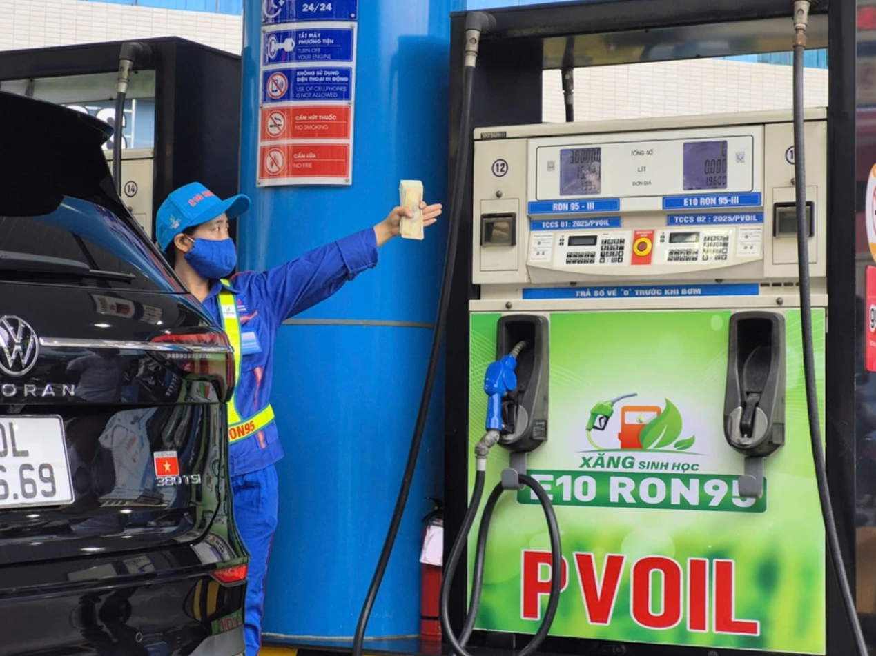 Một cửa h&agrave;ng b&aacute;n xăng E10 của PVOil tr&ecirc;n địa b&agrave;n TP. H&agrave; Nội. Ảnh: TN