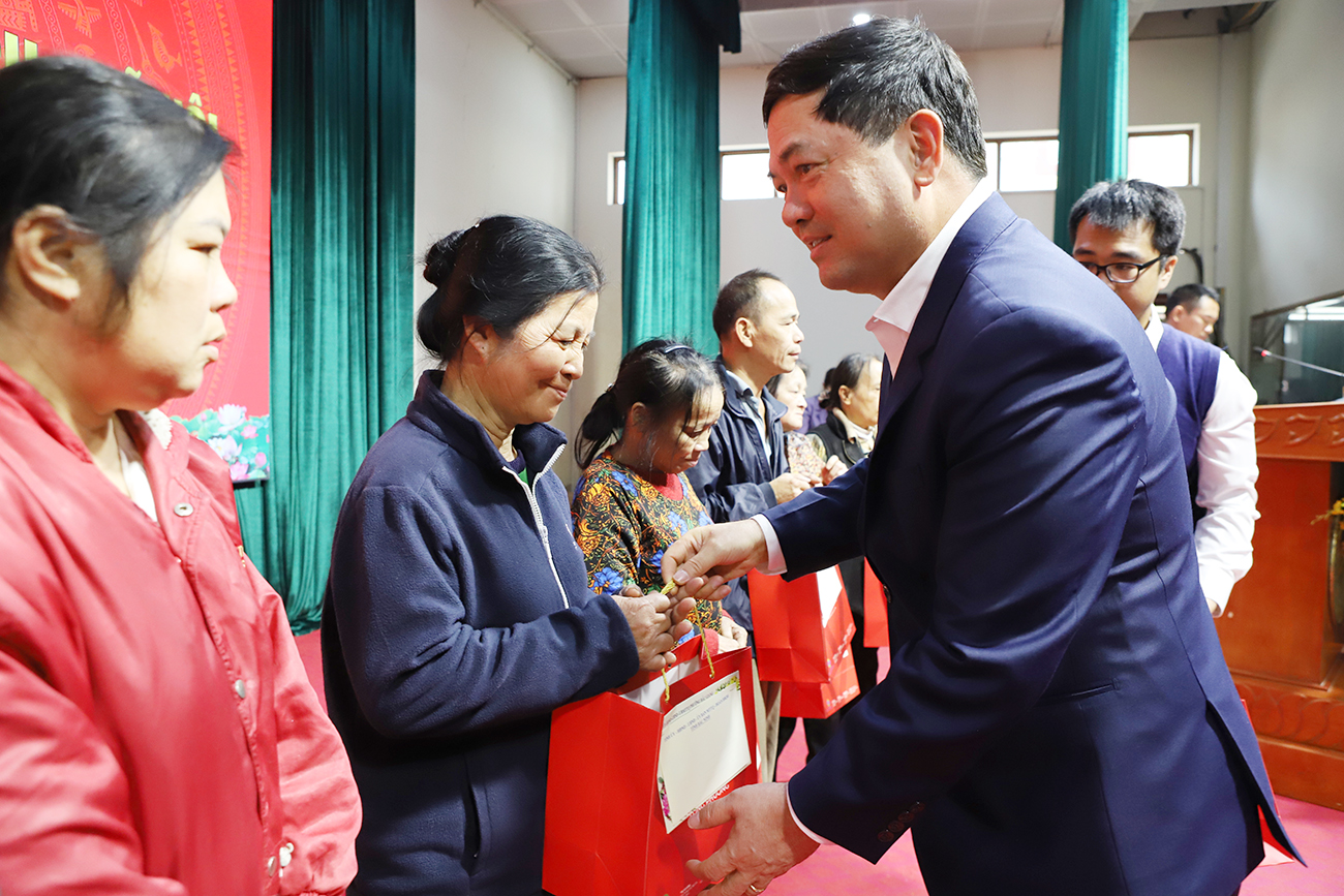Bí Thư Tỉnh ủy Nguyễn Hồng Thái trao quà Tết cho các gia đình chính sách tại phường Bắc Giang. Bí Thư Tỉnh ủy Nguyễn Hồng Thái trao quà Tết cho các gia đình chính sách tại phường Bắc Giang.