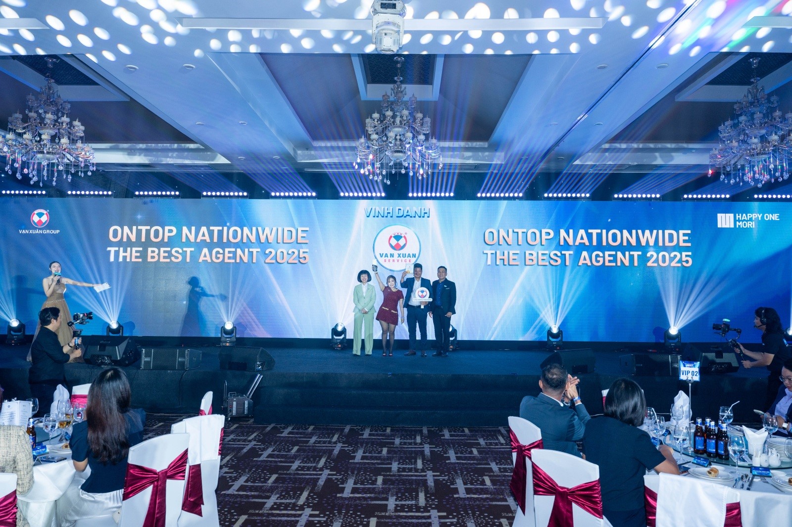 Vạn Xu&acirc;n Service đạt Top 1 đại l&yacute; ph&acirc;n phối tại Lễ tổng kết dự &aacute;n Happy One Mori