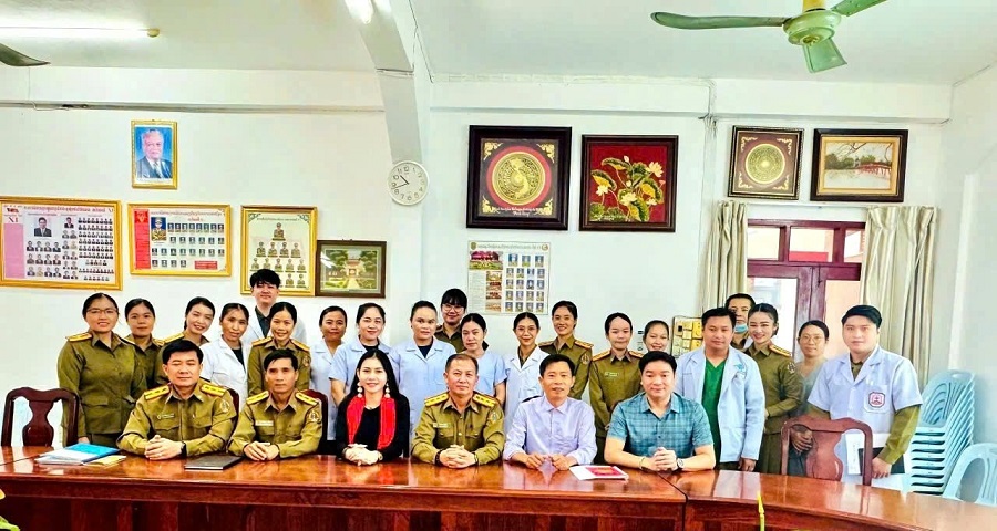 Doanh nh&acirc;n Nguyễn Ho&agrave;ng V&acirc;n đại diện Ban l&atilde;nh đạo C&ocirc;ng ty FATACO Bến Tre c&ugrave;ng đo&agrave;n b&aacute;c sĩ, chuy&ecirc;n gia Việt Nam tập huấn về &ldquo;Ph&aacute;c đồ điều trị Thuốc B&ocirc;ng Sen&rdquo; cho Y, B&aacute;c sĩ v&agrave; c&aacute;n bộ y tế trung t&acirc;m cai nghiện ma t&uacute;y nước bạn L&agrave;o theo lời mời của Bộ c&ocirc;ng an nước Cộng h&ograve;a D&acirc;n chủ Nh&acirc;n d&acirc;n L&agrave;o.