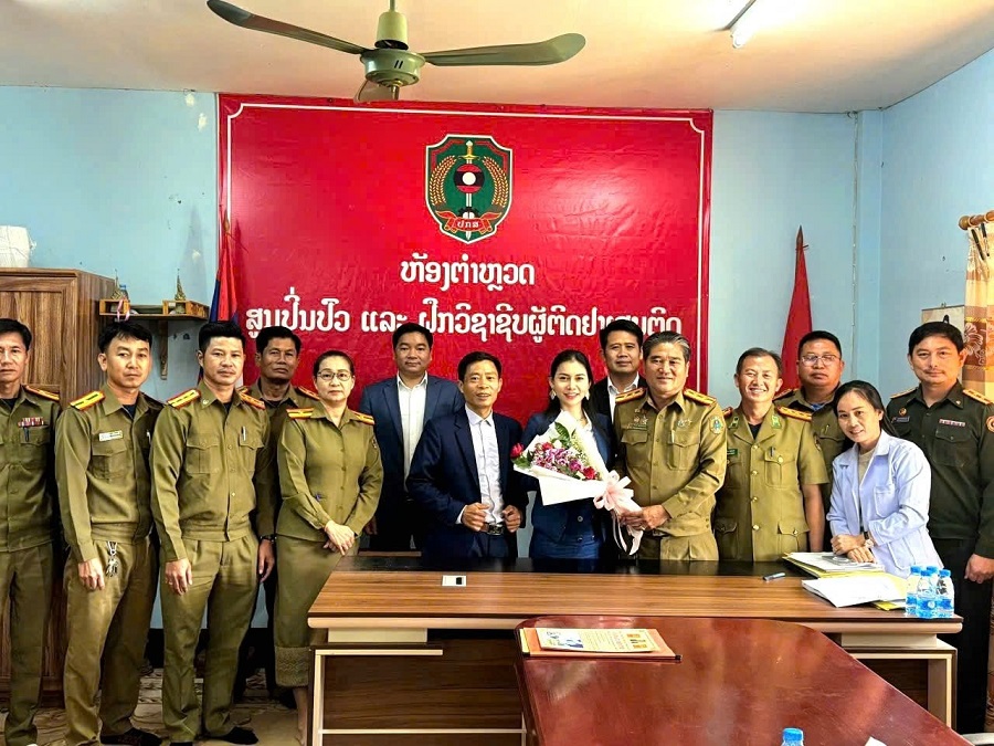 L&atilde;nh đạo Bộ C&ocirc;ng an L&agrave;o v&agrave; đội ngũ y, b&aacute;c sĩ, ch&uacute;c mừng Doanh nh&acirc;n Nguyễn Ho&agrave;ng V&acirc;n trong khu&ocirc;n khổ chương tr&igrave;nh hợp t&aacute;c y tế song phương, ghi nhận đ&oacute;ng g&oacute;p của FATACO Bến Tre trong hỗ trợ điều trị v&agrave; phục hồi sức khỏe cho bệnh nh&acirc;n cai nghiện ma t&uacute;y tại L&agrave;o.