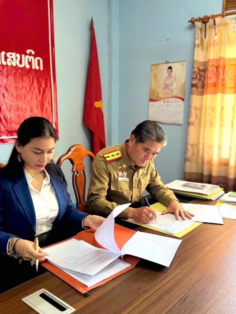 Doanh nh&acirc;n Nguyễn Ho&agrave;ng V&acirc;n đại diện Ban l&atilde;nh đạo C&ocirc;ng ty FATACO Bến Tre k&yacute; kết v&agrave; b&agrave;n giao hồ sơ, ph&aacute;c đồ điều trị thuốc B&ocirc;ng Sen cho Bộ C&ocirc;ng an L&agrave;o.