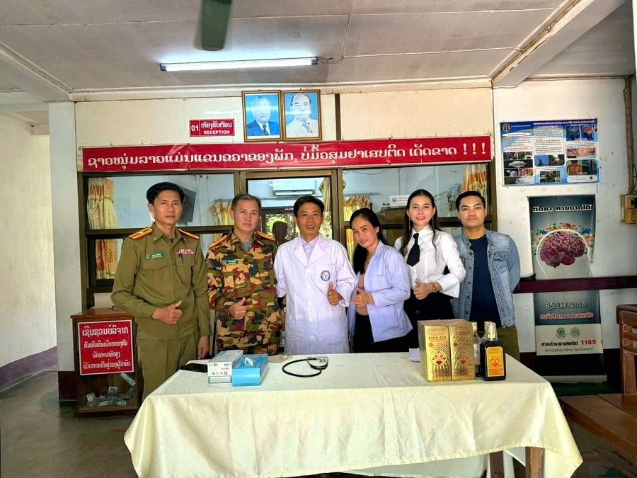 Doanh nh&acirc;n Nguyễn Ho&agrave;ng V&acirc;n c&ugrave;ng y, b&aacute;c sĩ, Bộ C&ocirc;ng an L&agrave;o trực tiếp tham gia điều trị v&agrave; theo d&otilde;i bệnh nh&acirc;n tại Trung t&acirc;m cai nghiện thủ đ&ocirc; Vi&ecirc;ng Chăn