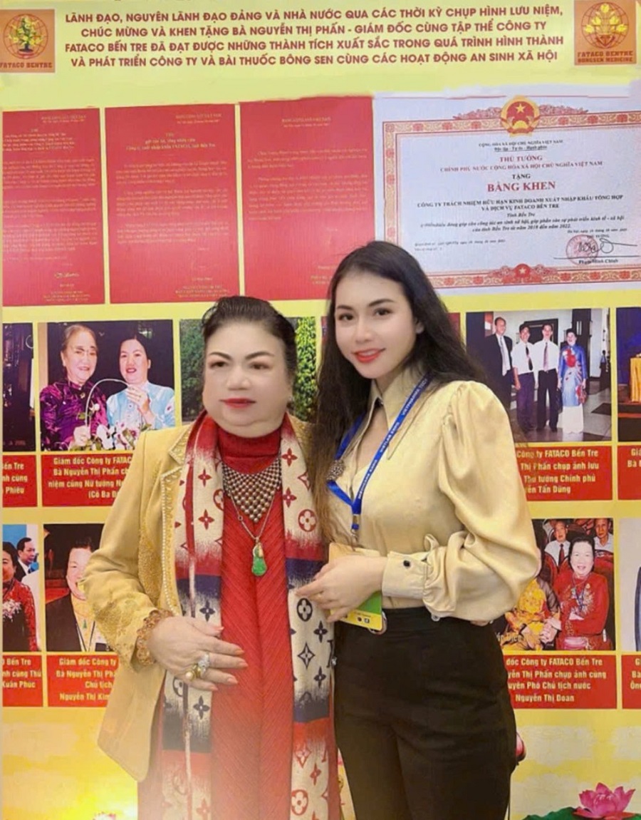 Doanh nh&acirc;n Nguyễn Ho&agrave;ng V&acirc;n c&ugrave;ng mẹ &ndash; b&agrave; Nguyễn Thị Phấn