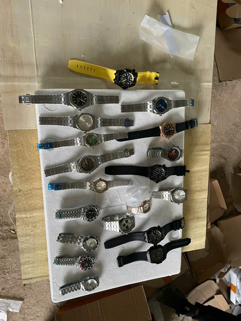 Cao Bằng: Phát hiện gần 900 đồng hồ nghi giả mạo thương hiệu xa xỉ trong lô hàng quá cảnh