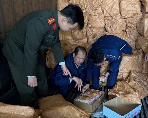 Lực lượng chức năng TP Hà Nội kiểm tra hàng hóa Lực lượng chức năng TP Hà Nội kiểm tra hàng hóa