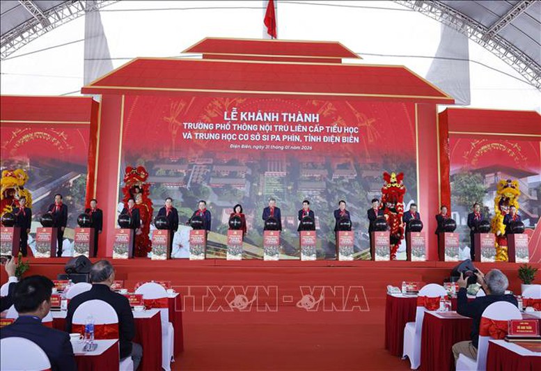 Tổng B&iacute; thư T&ocirc; L&acirc;m v&agrave; Đo&agrave;n c&ocirc;ng t&aacute;c của Trung ương thực hiện nghi thức kh&aacute;nh th&agrave;nh Trường Phổ th&ocirc;ng Nội tr&uacute; li&ecirc;n cấp Tiểu học v&agrave; THCS Si Pa Ph&igrave;n - Ảnh: Thống Nhất/TTXVN