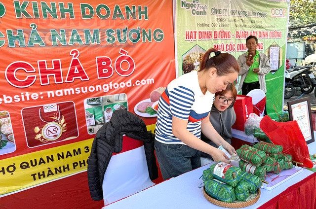 Các gian hàng đặc sản. Các gian hàng đặc sản.