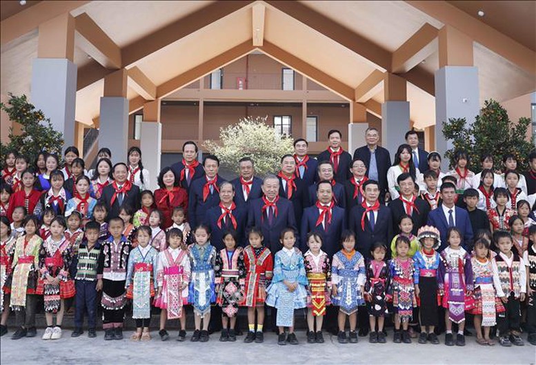 Tổng B&iacute; thư T&ocirc; L&acirc;m v&agrave; Đo&agrave;n c&ocirc;ng t&aacute;c của Trung ương với thầy c&ocirc; v&agrave; học sinh Trường Phổ th&ocirc;ng Nội tr&uacute; li&ecirc;n cấp Tiểu học v&agrave; THCS Si Pa Ph&igrave;n - Ảnh: Thống Nhất/TTXVN