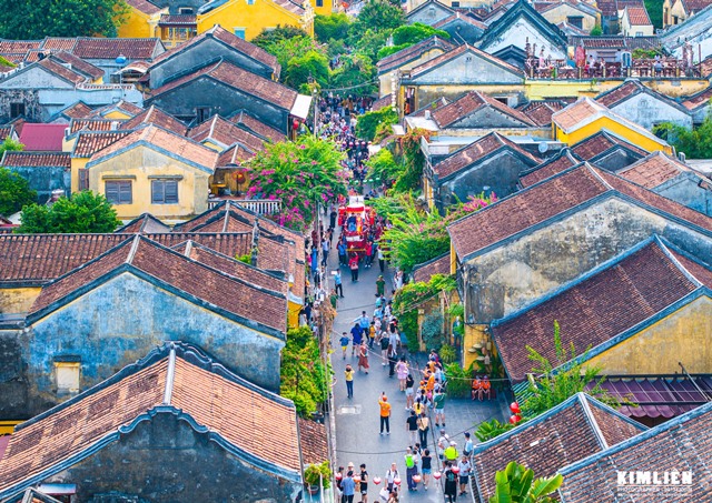 Hội An còn níu chân du khách bởi lễ hội thả đèn hoa đăng mỗi đêm rằm âm lịch. Hội An còn níu chân du khách bởi lễ hội thả đèn hoa đăng mỗi đêm rằm âm lịch.