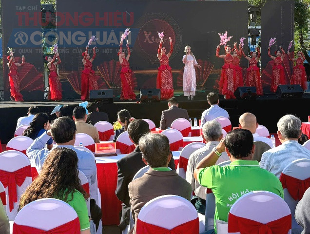 Văn nghệ chào mừng đại biểu. Văn nghệ chào mừng đại biểu.