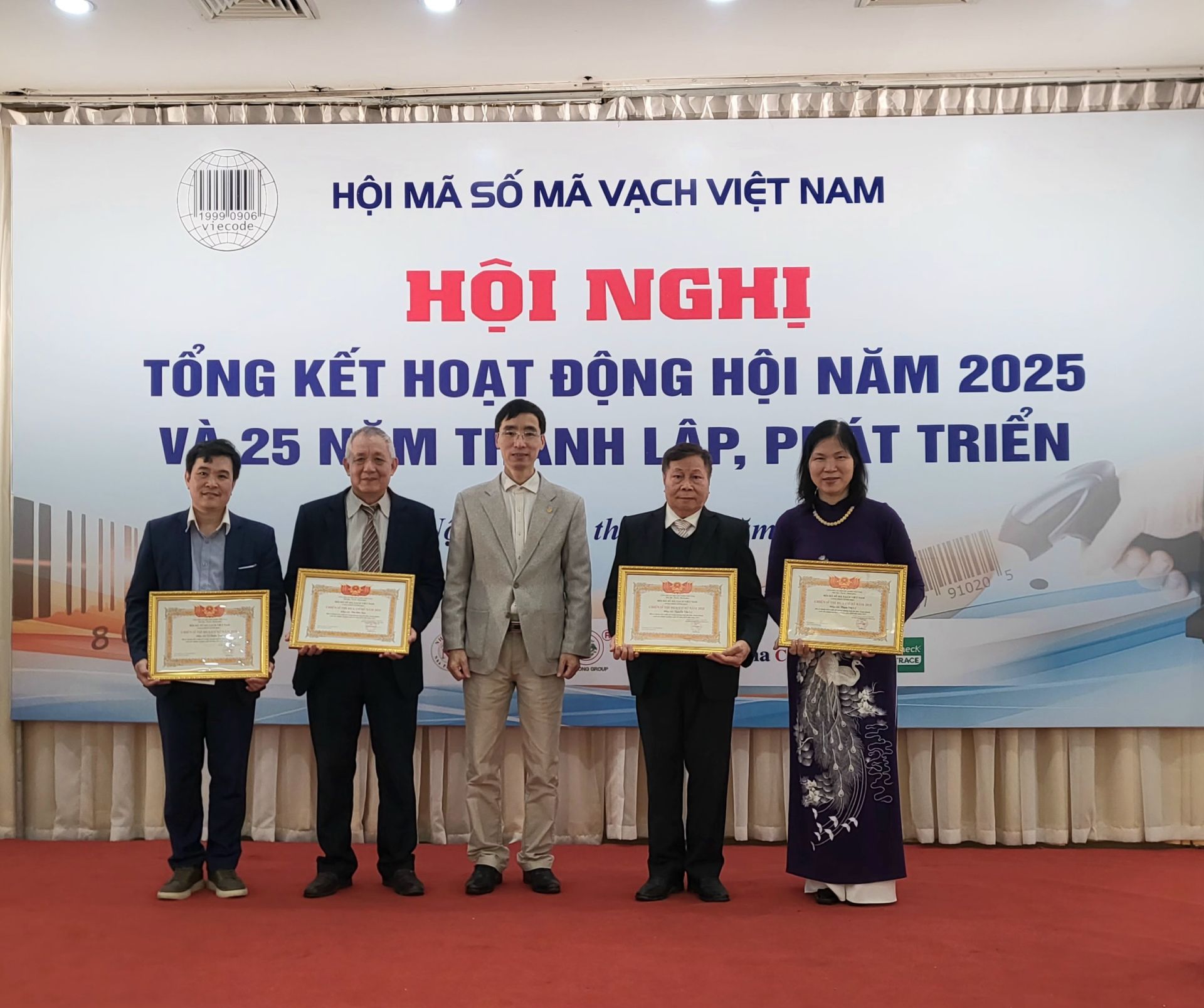 Tại Hội nghị, Phạm Trung Giang, Phó Vụ trưởng Vụ Tổ chức phi chính phủ (Bộ Nội vụ) đã trao giấy khen cho các tổ chức cá nhân hoạt động xuất sắc trong thời gian qua Tại Hội nghị, Phạm Trung Giang, Phó Vụ trưởng Vụ Tổ chức phi chính phủ (Bộ Nội vụ) đã trao giấy khen cho các tổ chức cá nhân hoạt động xuất sắc trong thời gian qua