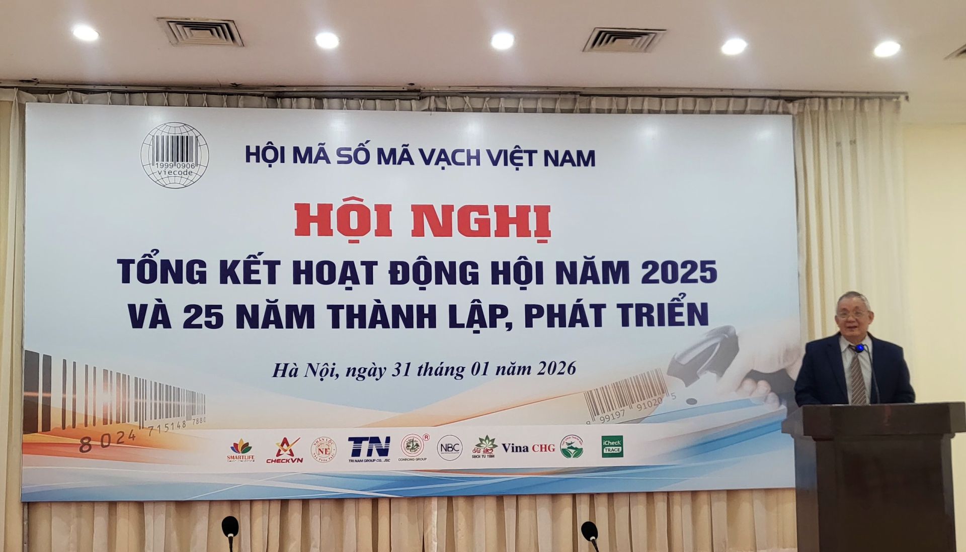 Ông Phó Đức Sơn, Chủ tịch Hiệp hội Mã số Mã vạch Việt Nam đọc báo cáo Ông Phó Đức Sơn, Chủ tịch Hiệp hội Mã số Mã vạch Việt Nam đọc báo cáo